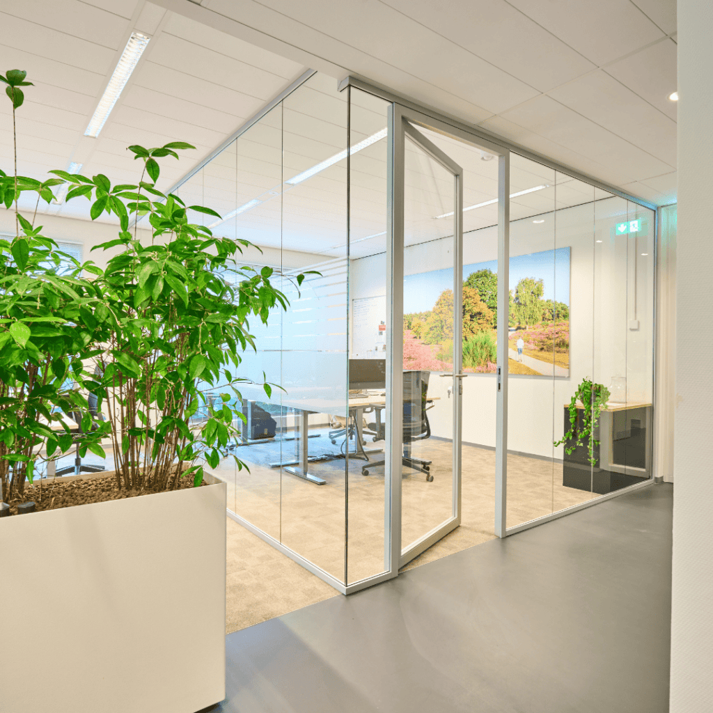 Planten op kantoor glazen systeemwand