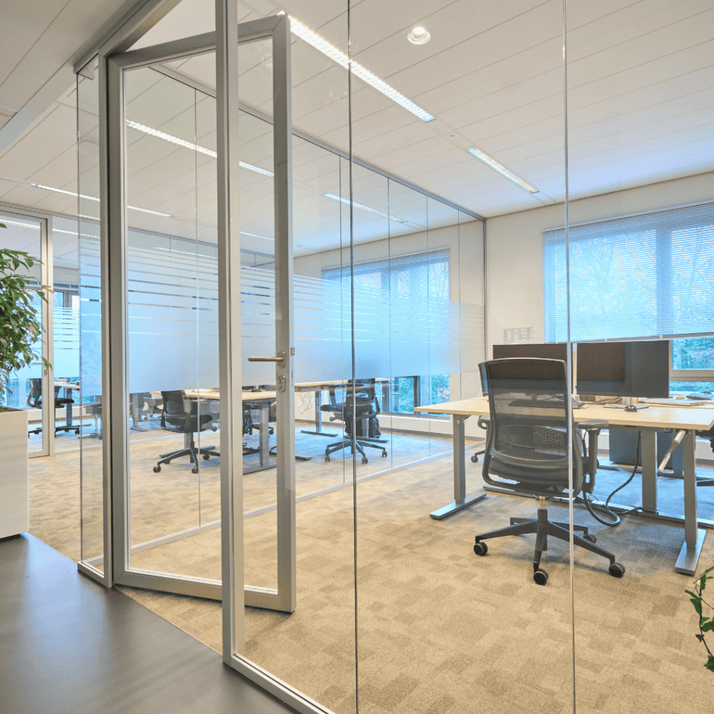 Glazen systeemwand met kaderdeur glazen deur